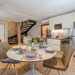 Luxury Petra In 400 Year Old Stone House 4+2 Appartement Split